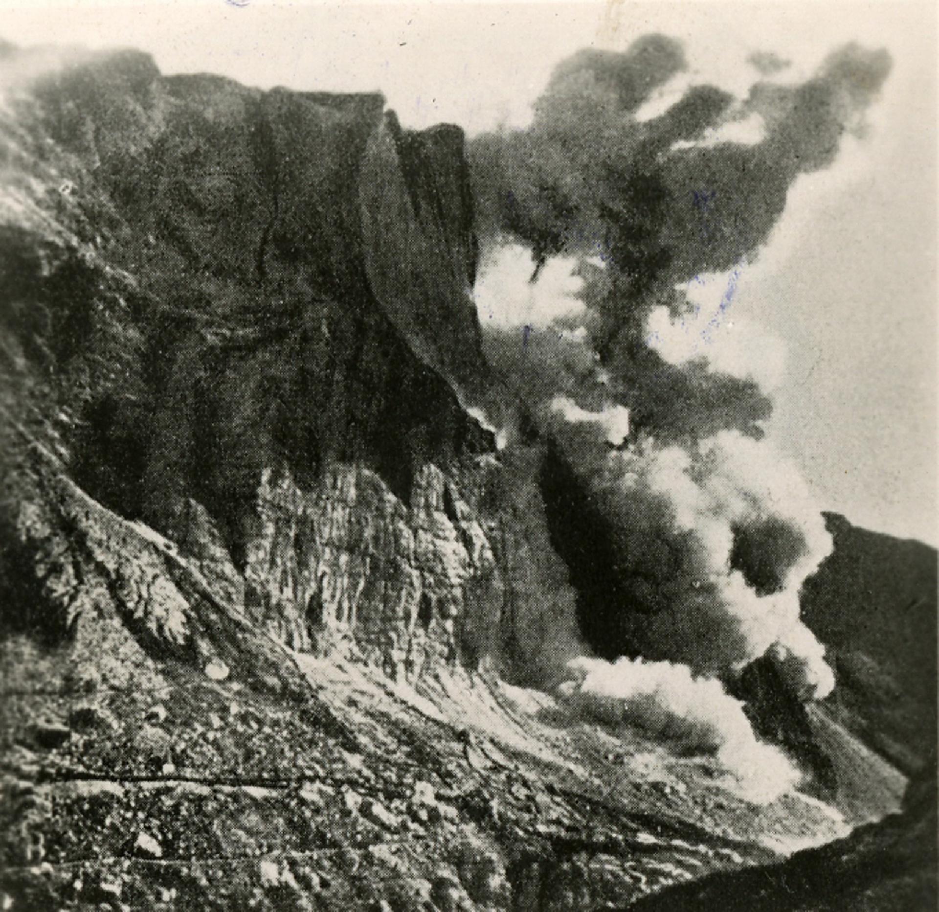 Explosion of the second Austrian mine at Piccolo Lagazuoi, 1917 - MUSE - Museo delle Scienze di Trento