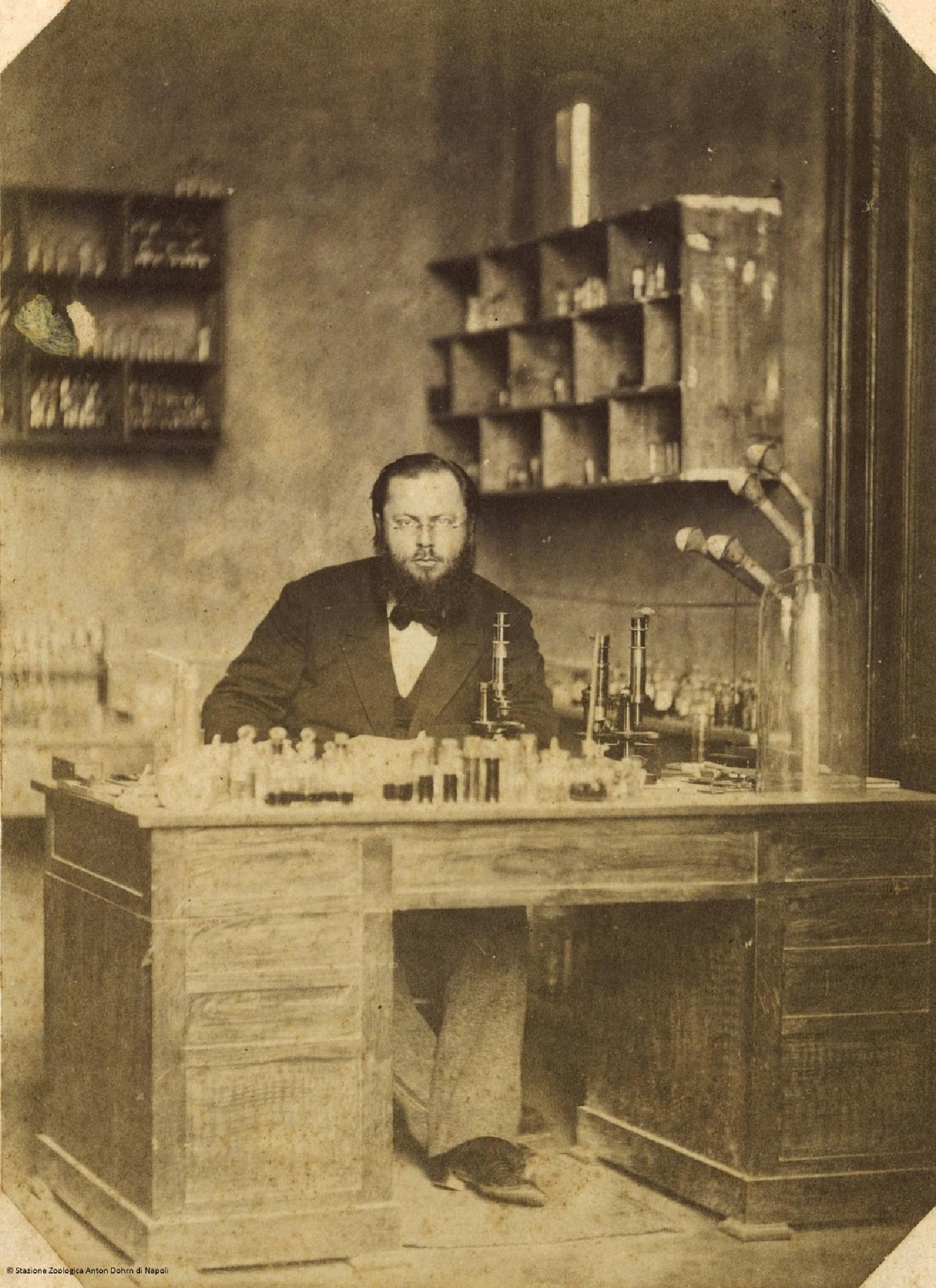 Anton Dohrn al tavolo di studio - Stazione zoologica Anton Dohrn di Napoli