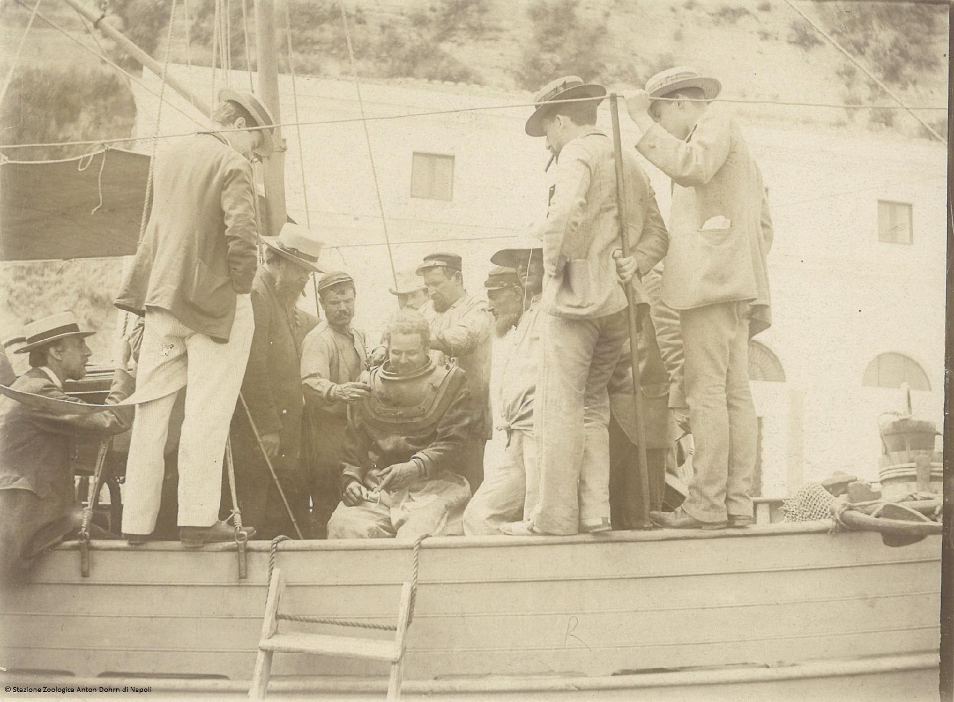 Anton Dohrn insieme a ricercatori e al palombaro che si prepara all'immersione per la raccolta di esemplari - Stazione zoologica Anton Dohrn di Napoli