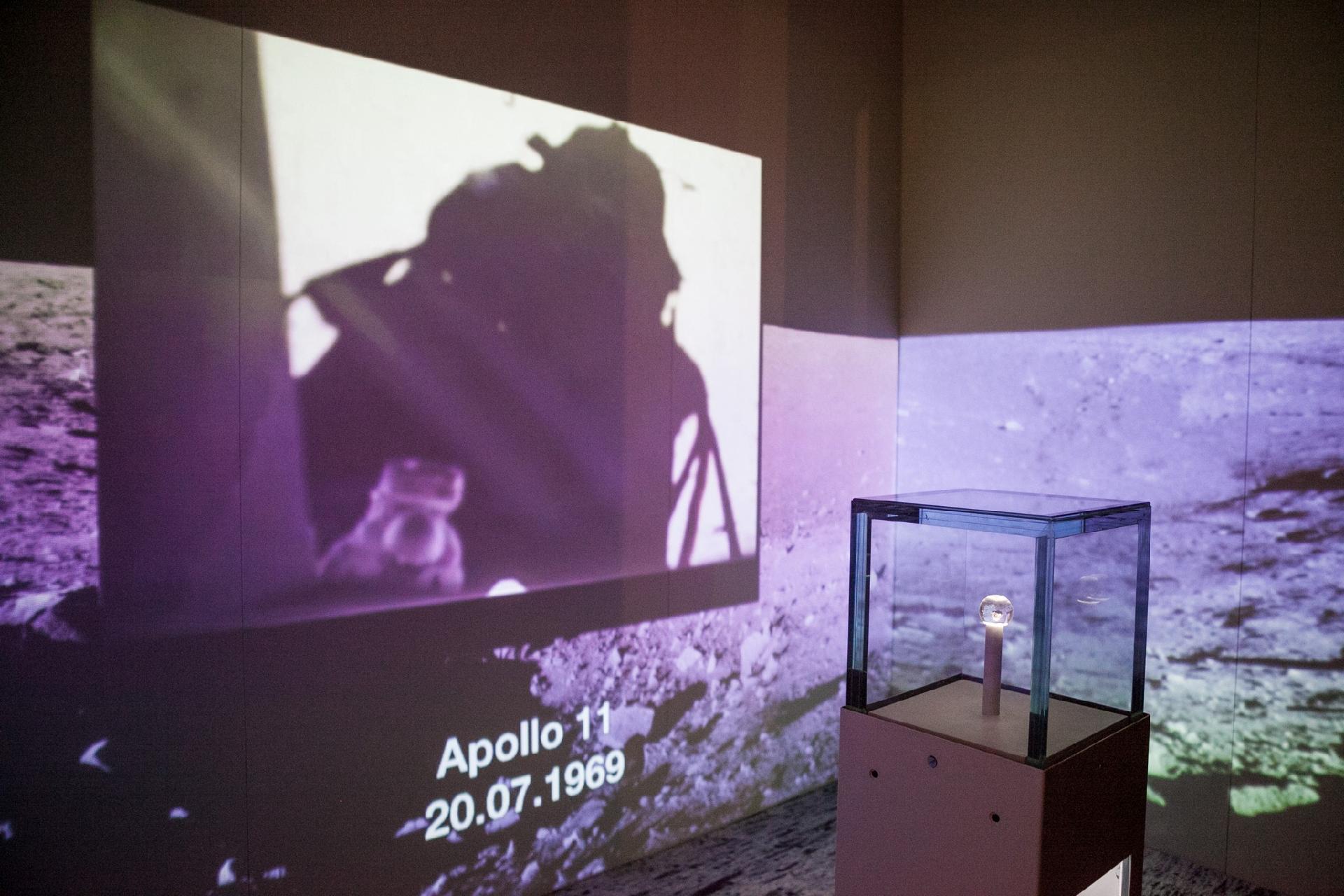 Lunar fragment exposed in Space section - CC BY-SA Museo Nazionale della Scienza e della Tecnologia Leonardo da Vinci