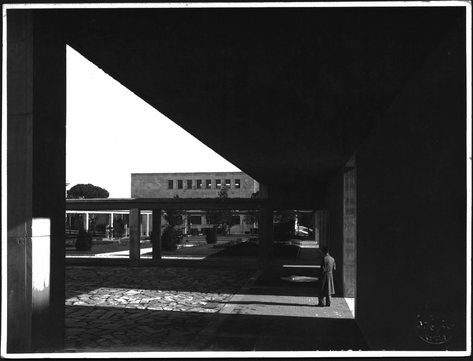 Quadriportico. Architetto Gaetano Minnucci. Oggi al posto del Quadriportico sorge la Cappella universitaria - CC BY-SA Sapienza Università di Roma - Studio Giacomelli Venezia